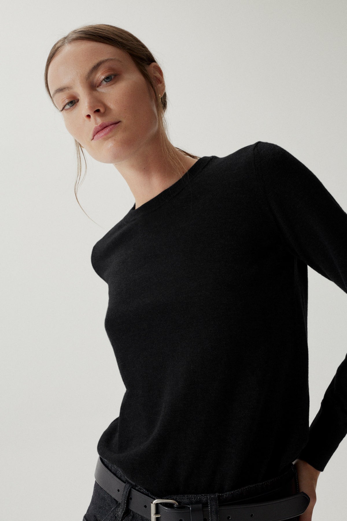 the ultrasoft wool round neck black