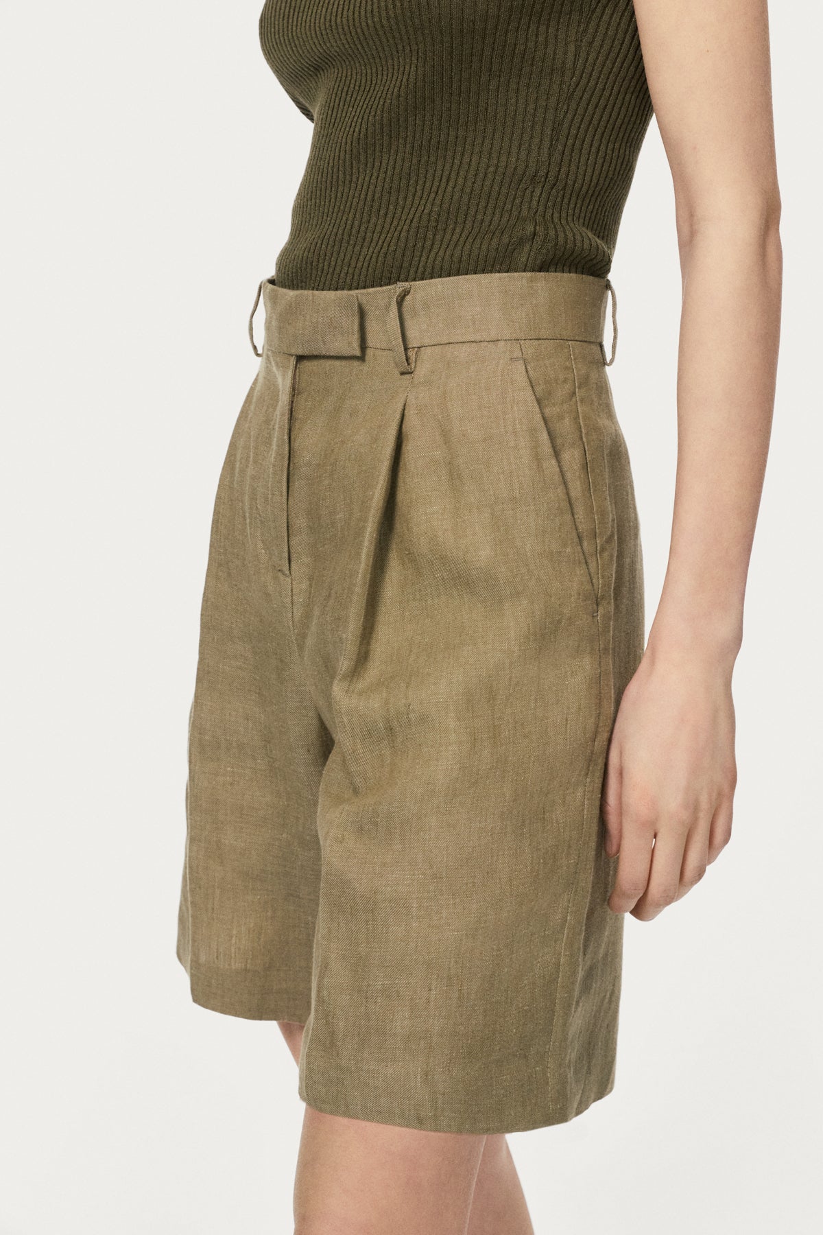 The Linen Twill Shorts - sage green