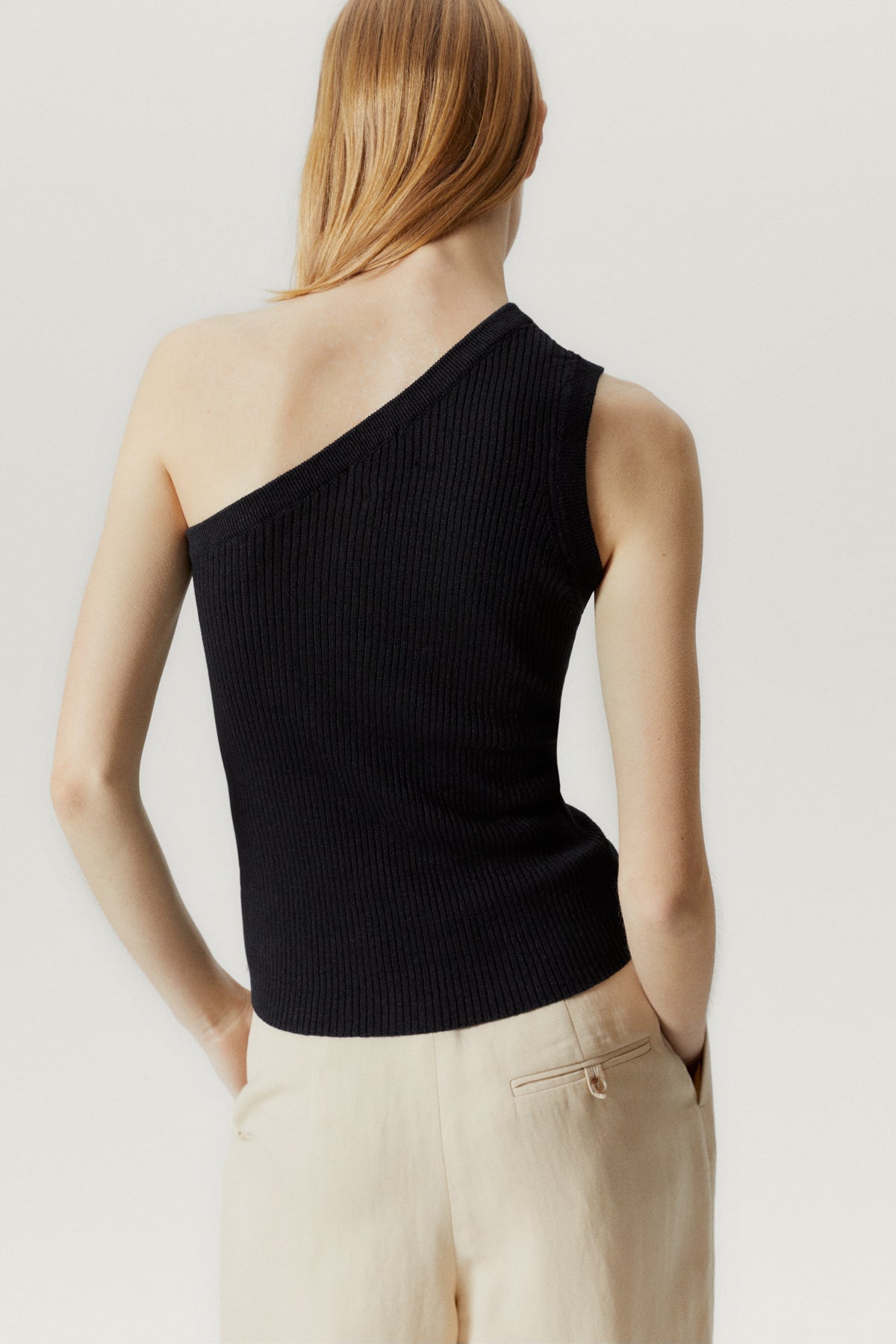 the linen cotton one shoulder top black