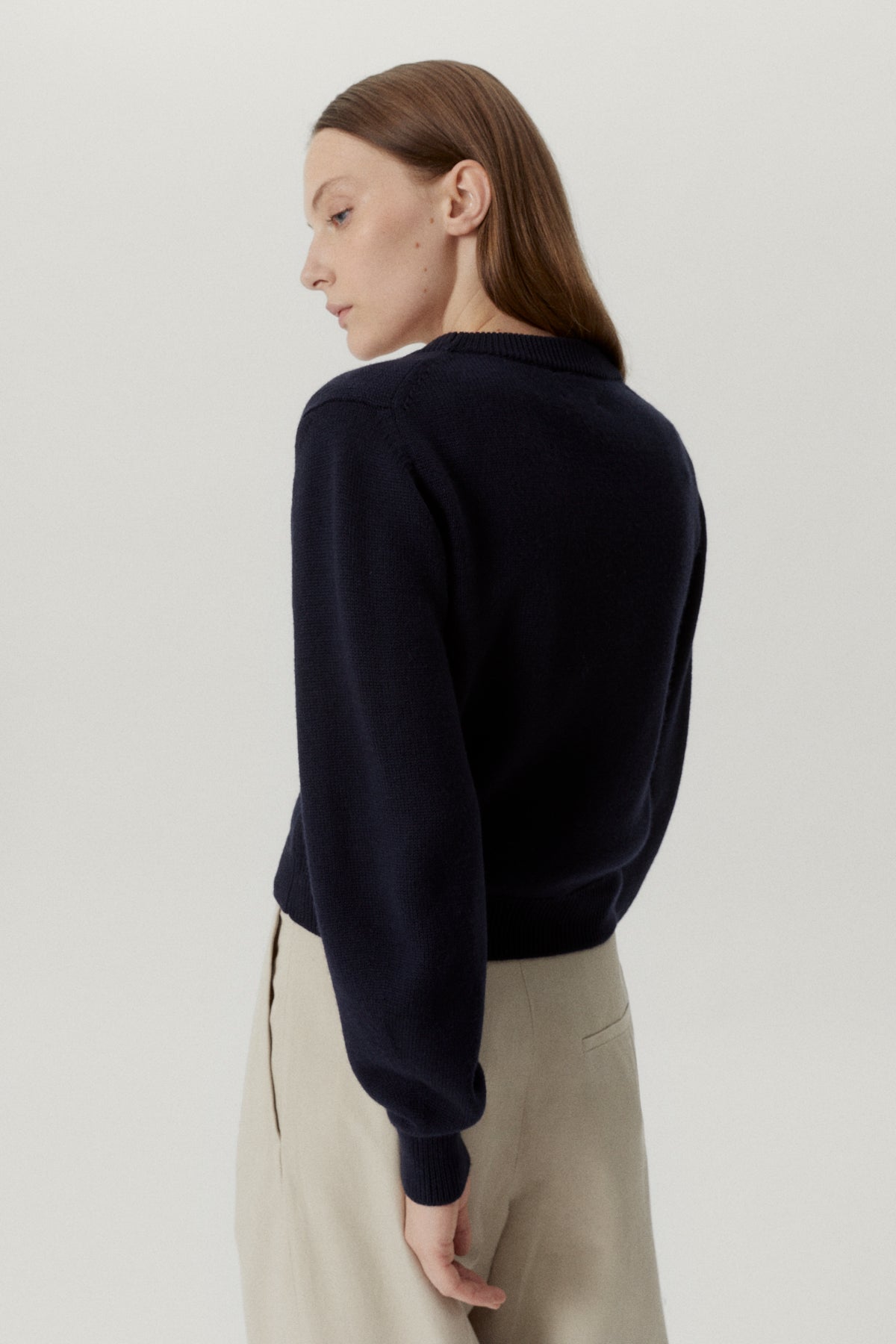the merino wool cropped v neck oxford blue