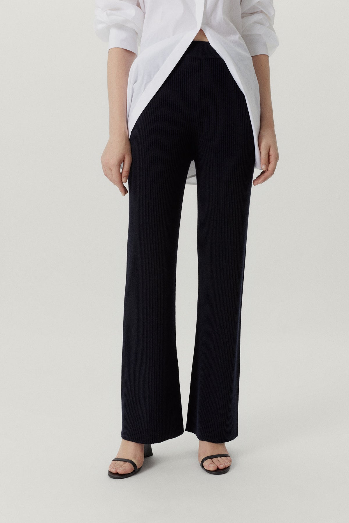 the merino wool ribbed pants x oxford blue