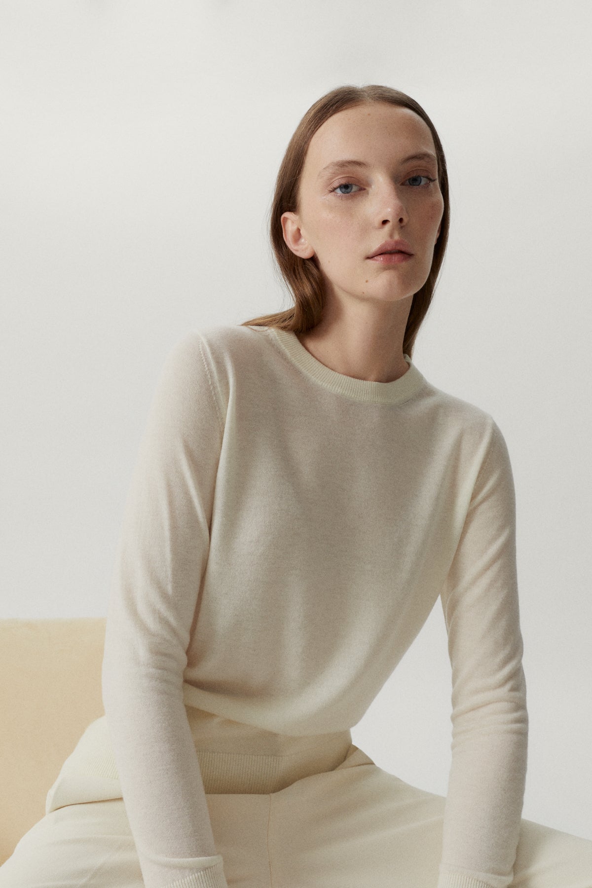 the ultrasoft wool round neck  natural white